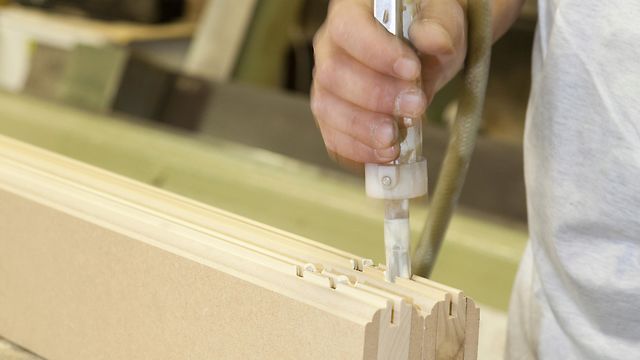 Aankoop, productie en plaatsing van binnendeuren.