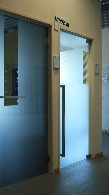 Glasdeur scharnierend grijs glas 