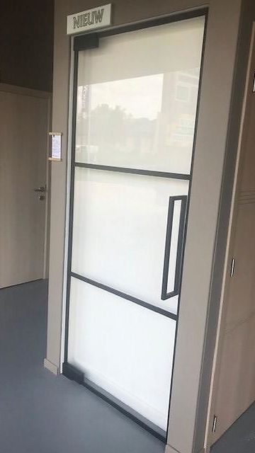 Steellook glasdeur pivoterend 3 glasverdelingen 