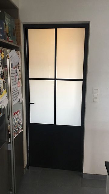 Enkele smeedijzeren deur acide glas