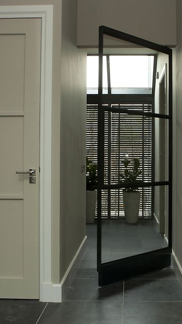 Enkele smeedijzeren deur pivoterend 3 glasverdelingen
